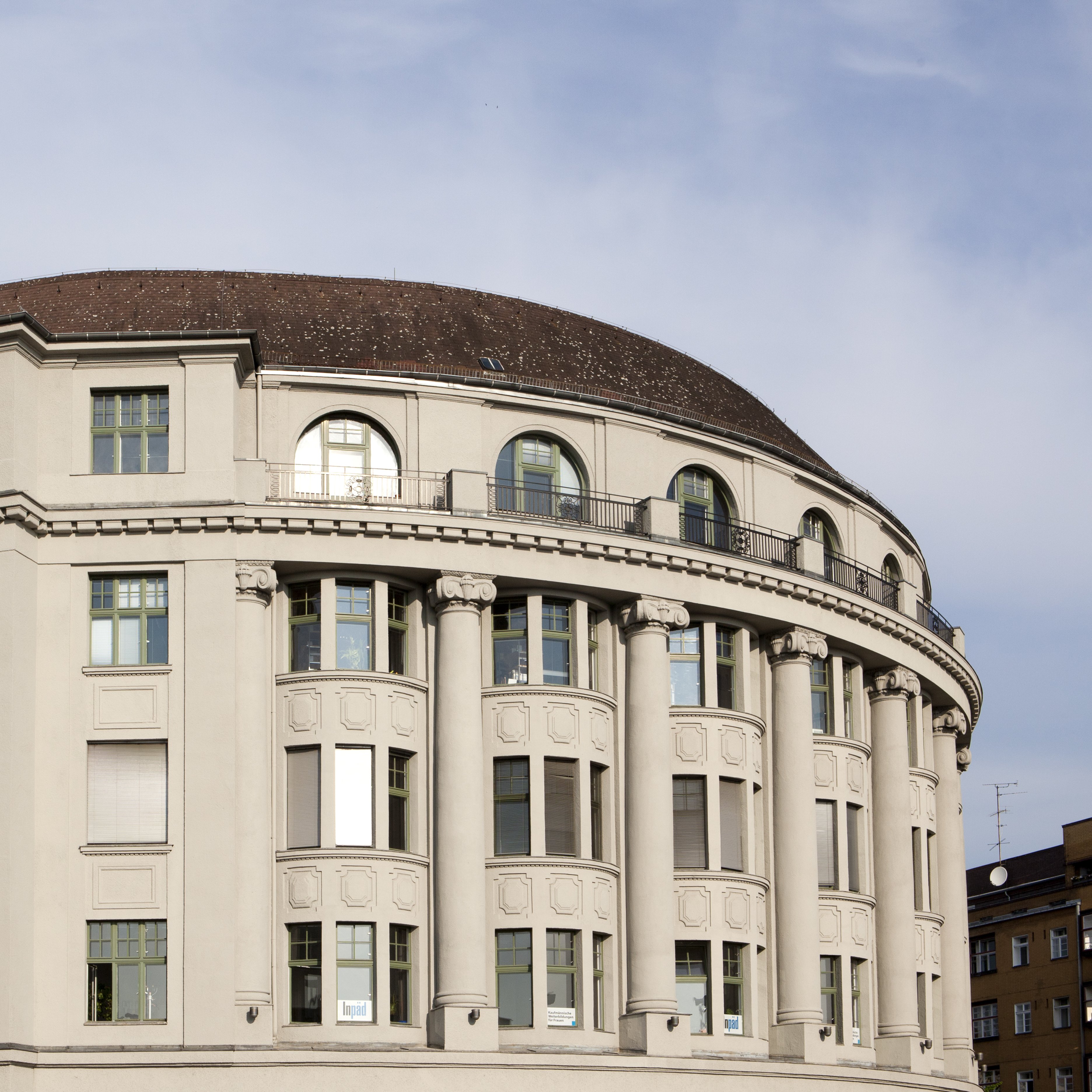 Das Foto zeigt eine Au&szlig;enaufnahme des Geb&auml;udes, in dem sich das DZA befindet. 